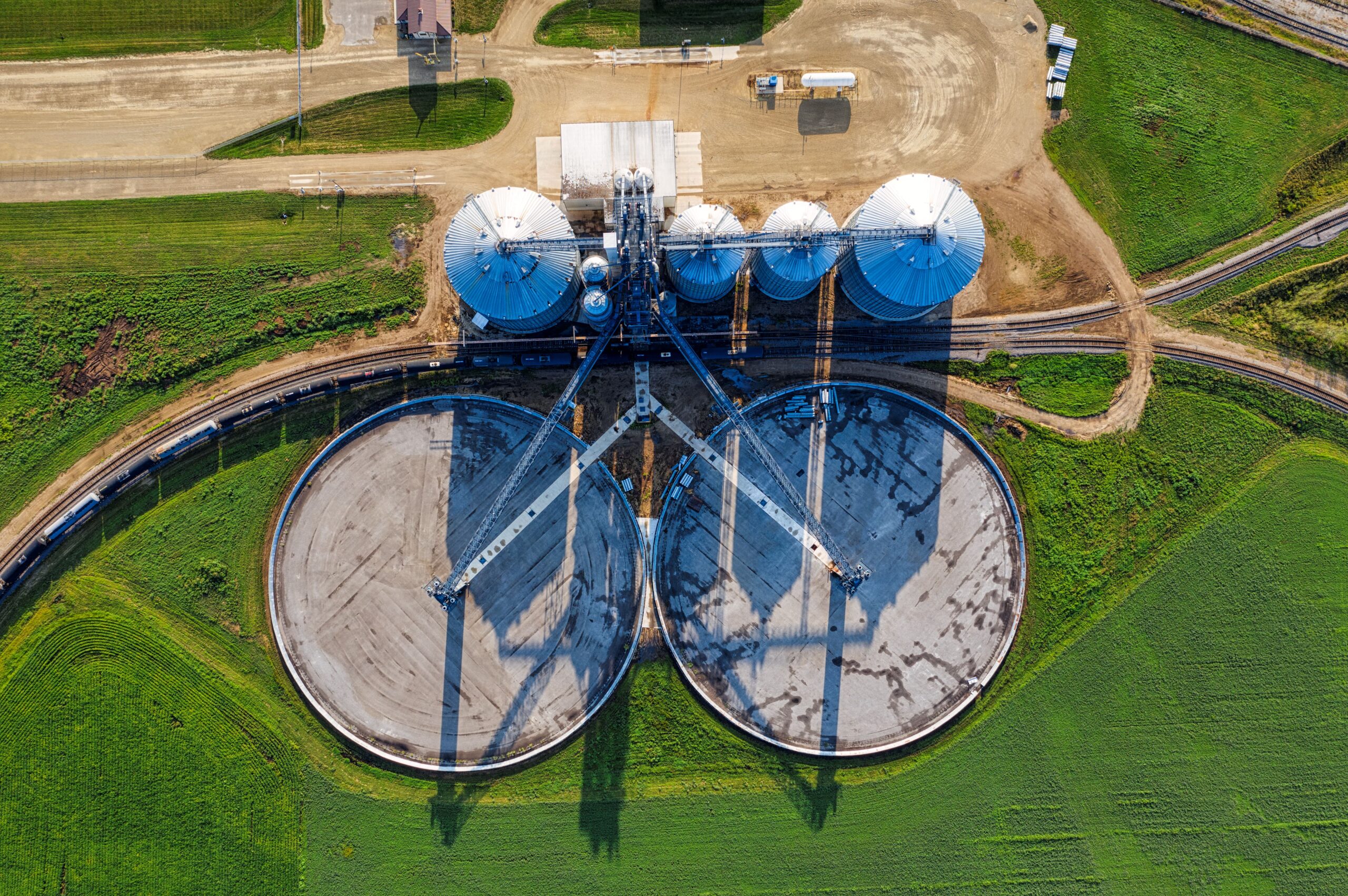 Schemat instalacji biogazowej ilustrujący, jak działa biogazownia – od podania substratów przez fermentację metanową po produkcję biogazu i energii