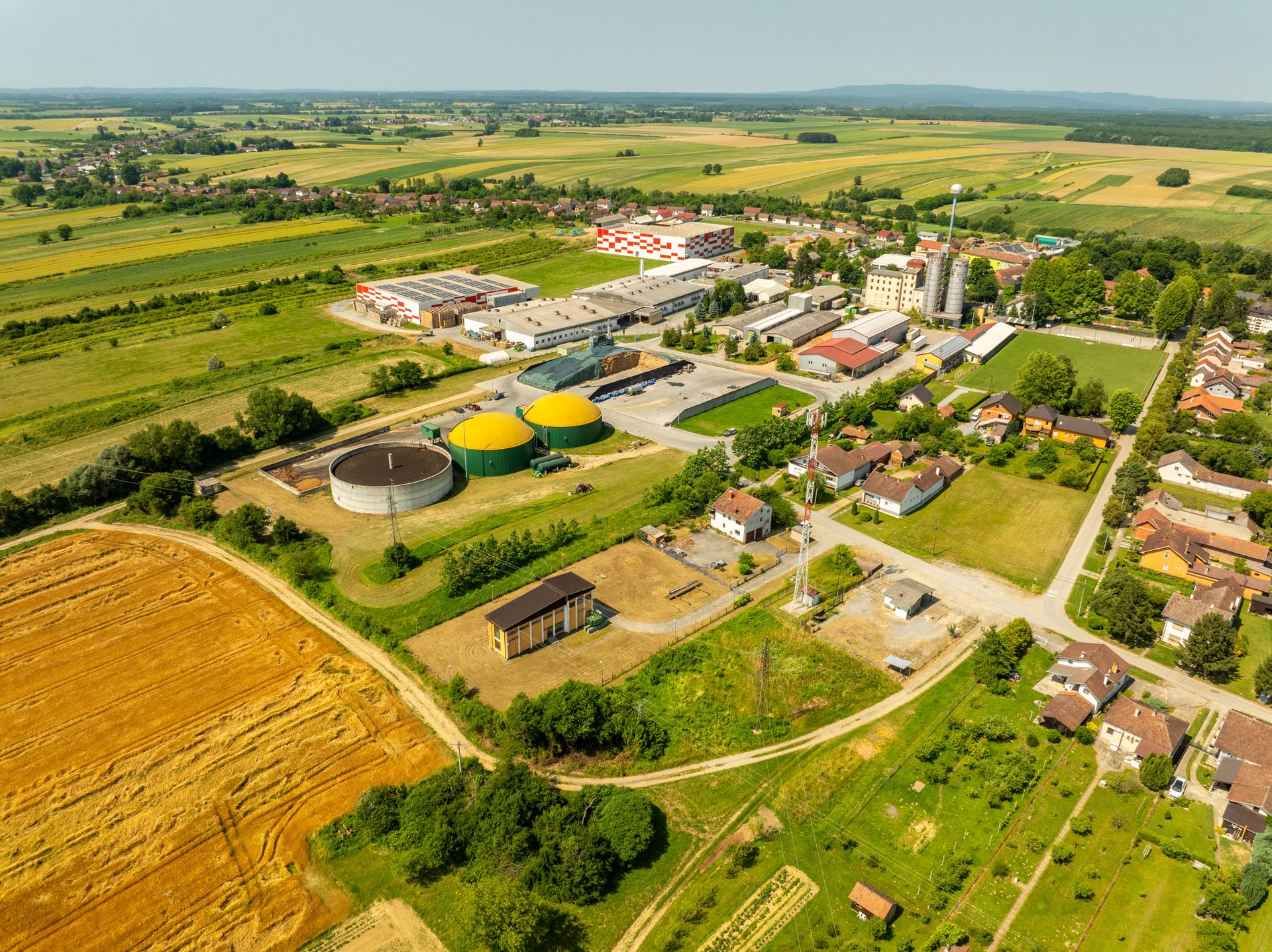 Biogazownia rolnicza w krajobrazie wsi i pól uprawnych – lokalna energia dla spółdzielni energetycznej